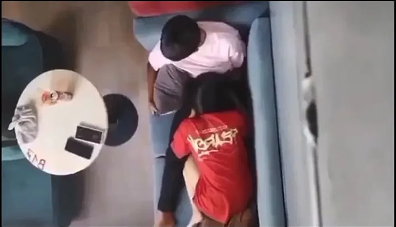 Quay lén bồ bú mút cho tình nhân nơi công cộng