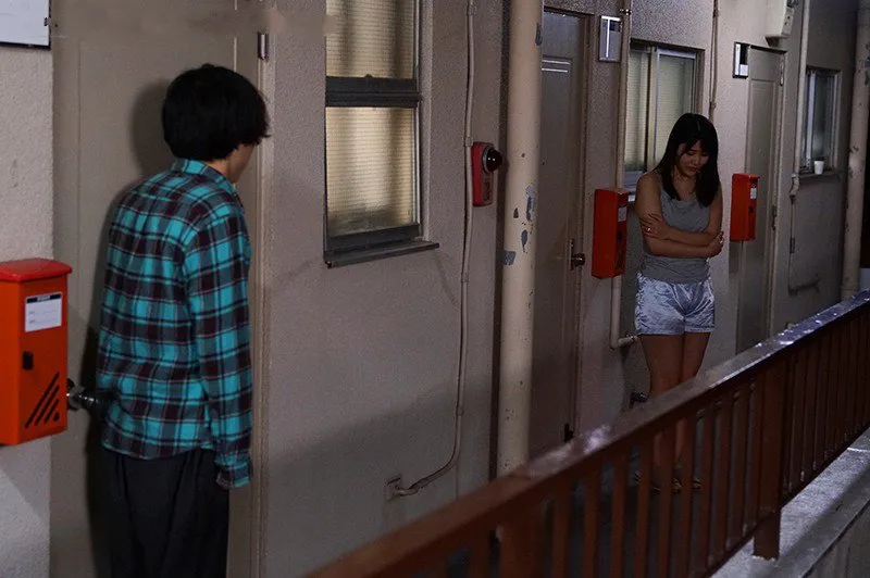 Bí mật vụng trộm với cô hàng xóm cãi nhau bị người chồng đuổi ra cửa