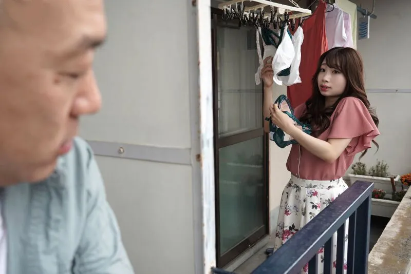 Gã hàng xóm chuyên soi mói và cặp cô vợ ông xã thường xuyên rên la quá to