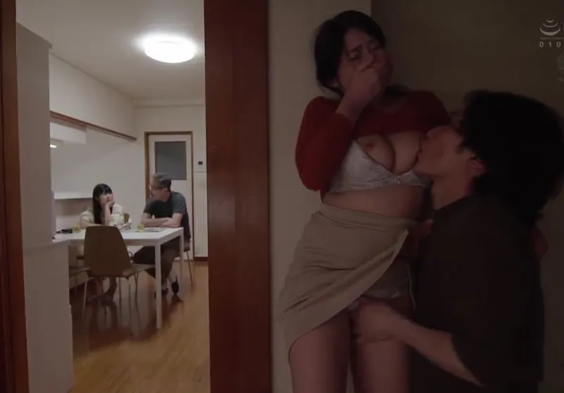 Má trộm nhìn cô vợ người chồng con gái trả bài nào ngờ con rể nhìn thấy