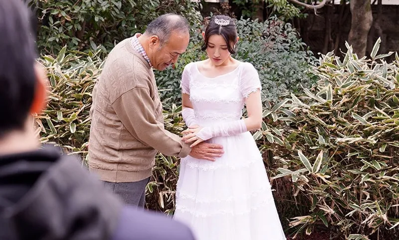 Người chồng quá yếu, vợ dù yêu nhưng vẫn thường nện với bố anh xã đến có thai