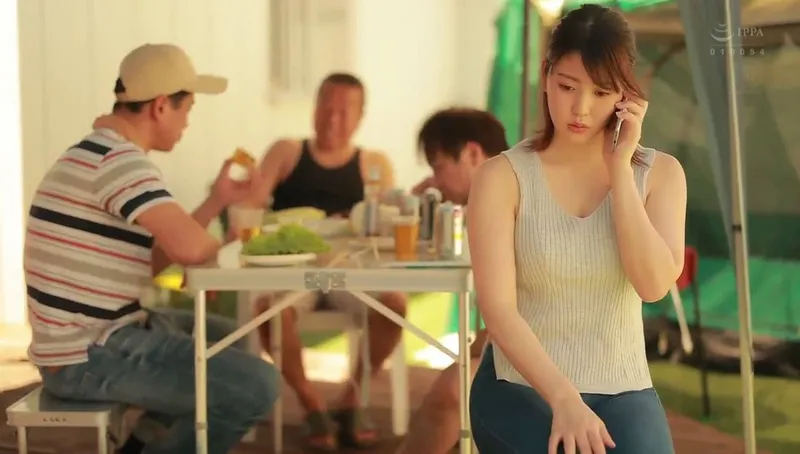 Chồng yêu khờ để vợ tham gia sự kiện cắm trại với mấy gã nhà sát bên và cái kết