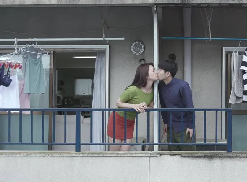 Tiếng rên của chị cạnh bên nhà kề bên và cậu thanh niên được lái máy bay