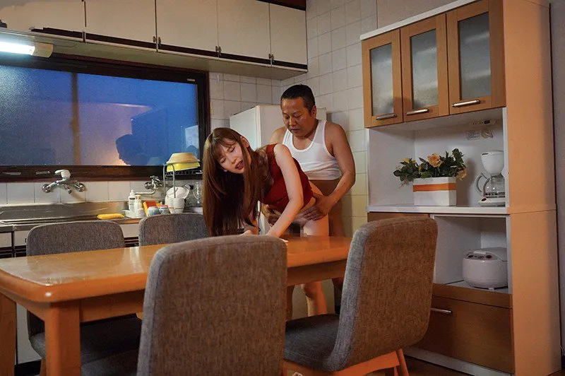 Cô con gái bị người chồng mới của mẹ trả bài mỗi ngày, cho dù đã có người yêu