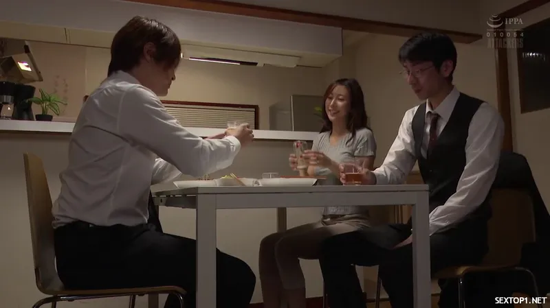 đến nhà tiền bối ở nhờ, làm nhục luôn cô vợ sếp