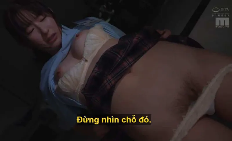 Người sếp trên lập mưu cưỡng hiếp cô em dưới chảnh choẹ, lười nhác, suốt ngày chỉ chăm chăm nhắn tin với trai.